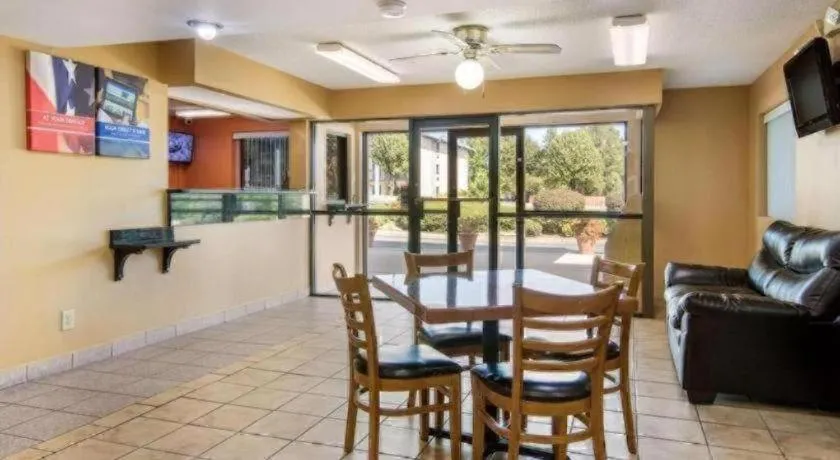 Rodeway Inn & Suites