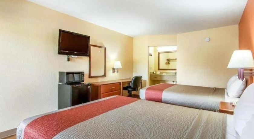 Bed in Rodeway Inn & Suites
