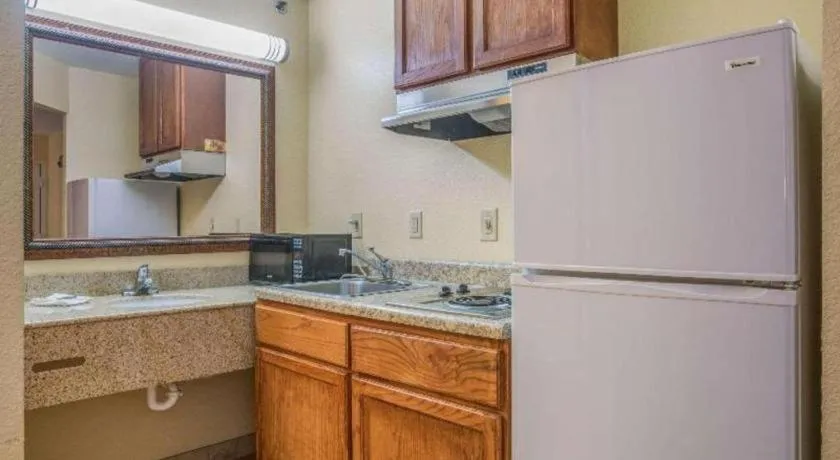 Rodeway Inn & Suites