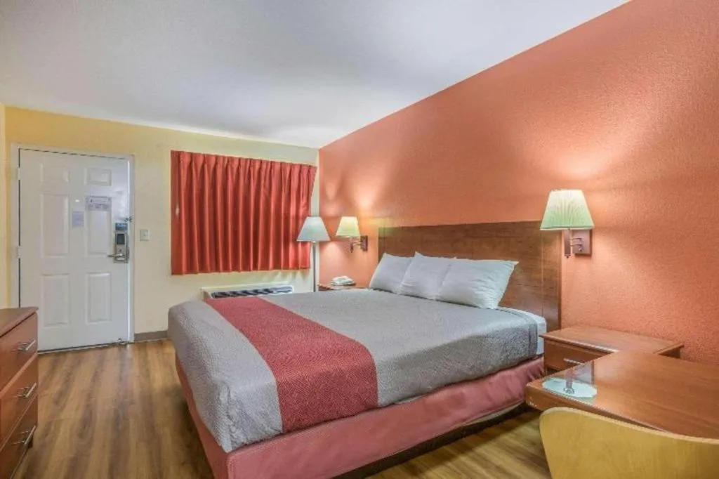 Bed in Rodeway Inn & Suites