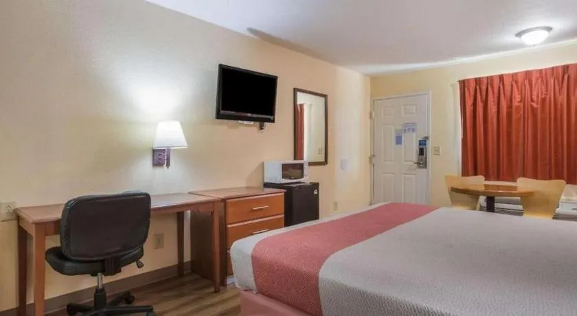 Bed in Rodeway Inn & Suites
