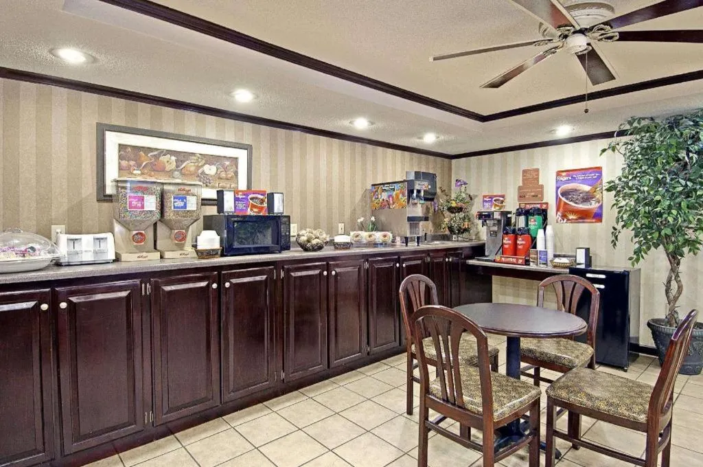 Days Inn & Suites by Wyndham Fort Valley