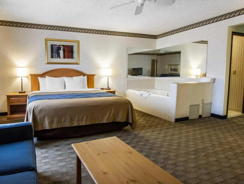 Bed in Comfort Inn Tucson Central