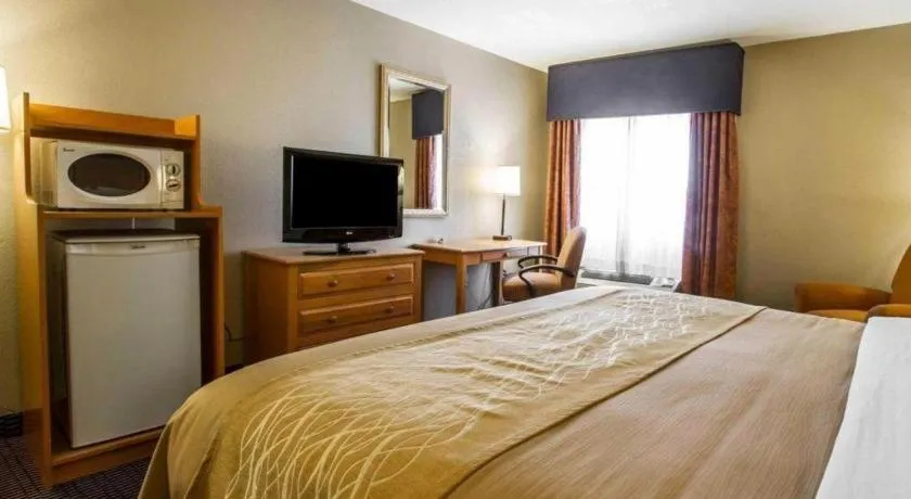 Bed in Comfort Inn Tucson Central