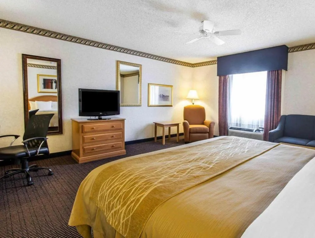 Bed in Comfort Inn Tucson Central