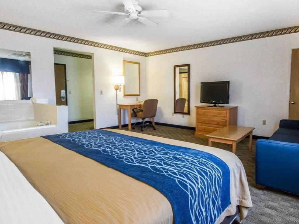 Bed in Comfort Inn Tucson Central