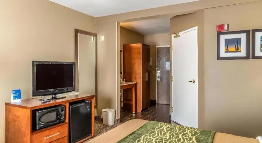 Bed in Comfort Inn Tucson Central