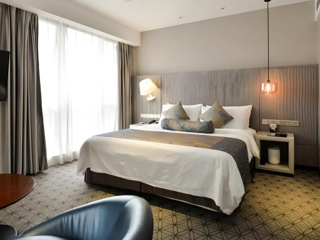 Bed in Shanghai Bund South China Harbour View Hotel