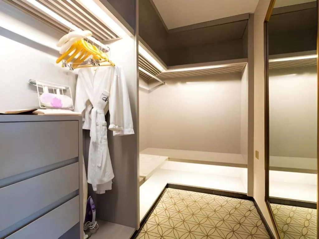 Bed in Shanghai Bund South China Harbour View Hotel