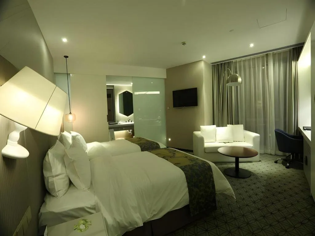 Bed in Shanghai Bund South China Harbour View Hotel