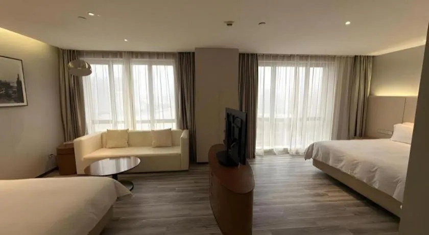 Bed in Shanghai Bund South China Harbour View Hotel