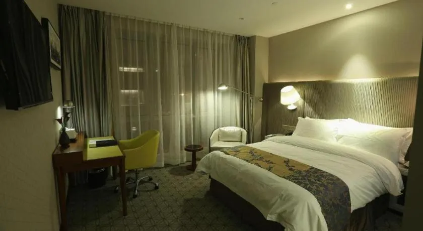 Bed in Shanghai Bund South China Harbour View Hotel