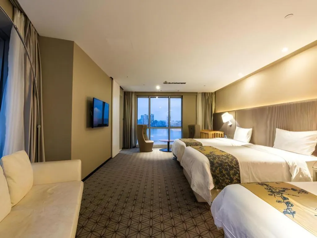 Bed in Shanghai Bund South China Harbour View Hotel