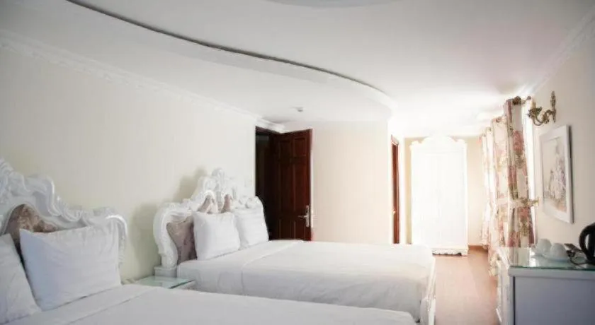 Bed in Hoa Sen Vang Hotel Dalat