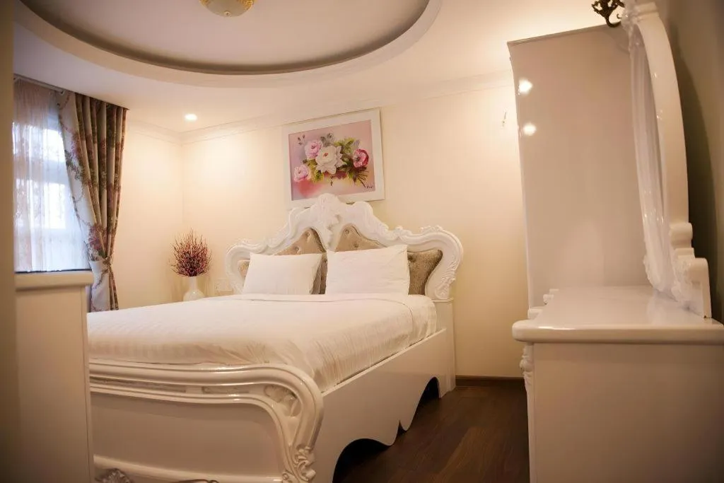 Bed in Hoa Sen Vang Hotel Dalat