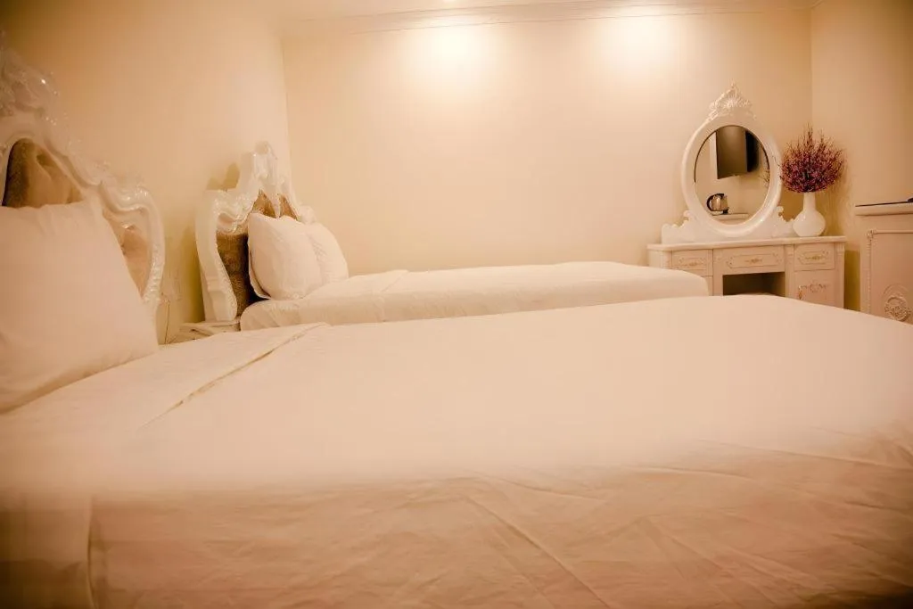 Bed in Hoa Sen Vang Hotel Dalat