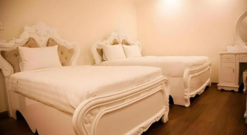Bed in Hoa Sen Vang Hotel Dalat