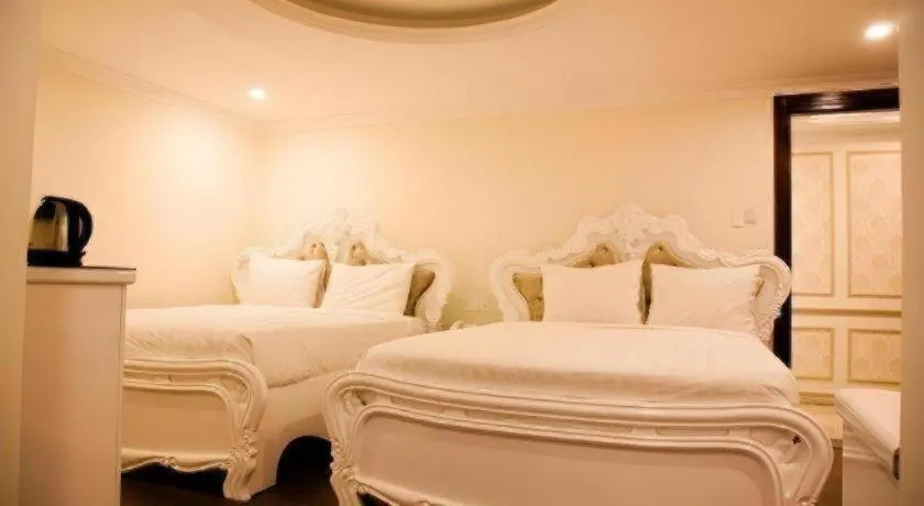 Bed in Hoa Sen Vang Hotel Dalat