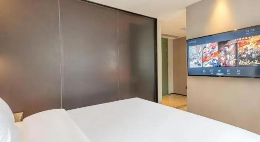 Bed in Bravo Business Hotel