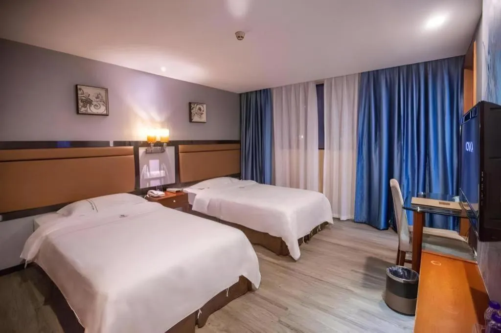 Bed in Bravo Business Hotel