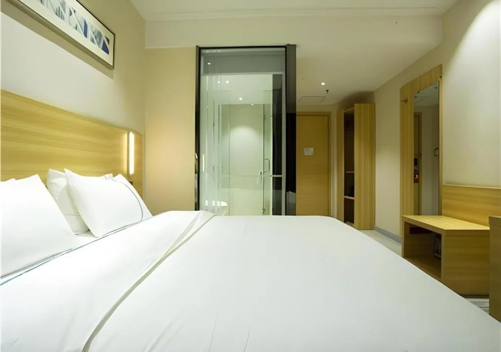 Bed in City Comfort Inn Huanggang Guibinlou Wanda Square