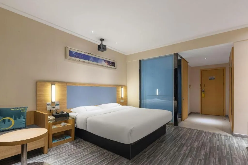 Bed in City Comfort Inn Huanggang Guibinlou Wanda Square