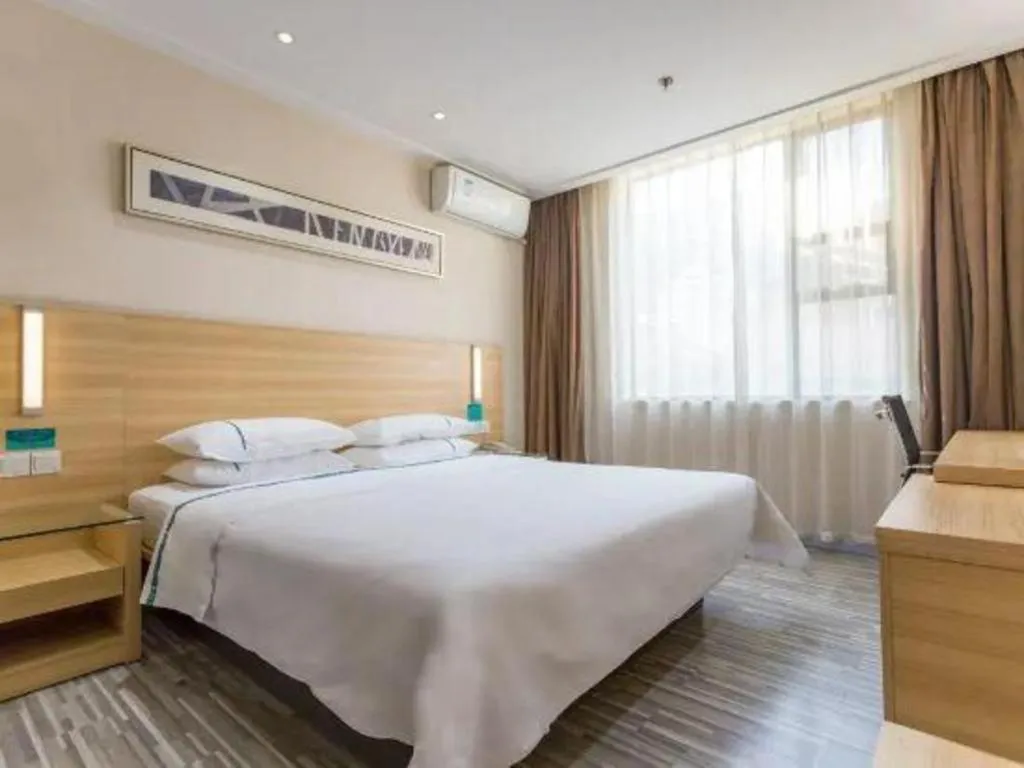 Bed in City Comfort Inn Huanggang Guibinlou Wanda Square