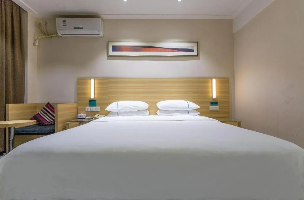 Bed in City Comfort Inn Huanggang Guibinlou Wanda Square