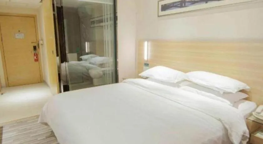 Bed in City Comfort Inn Huanggang Guibinlou Wanda Square