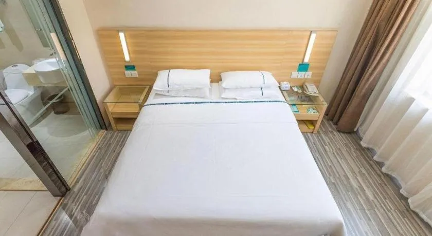 Bed in City Comfort Inn Huanggang Guibinlou Wanda Square