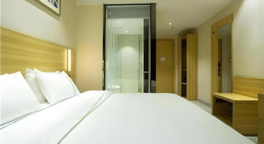 Bed in City Comfort Inn Huanggang Guibinlou Wanda Square