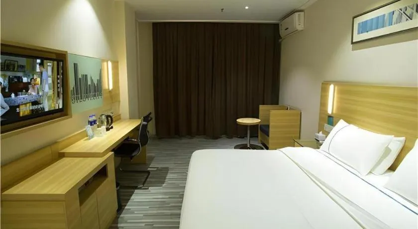 Bed in City Comfort Inn Huanggang Guibinlou Wanda Square