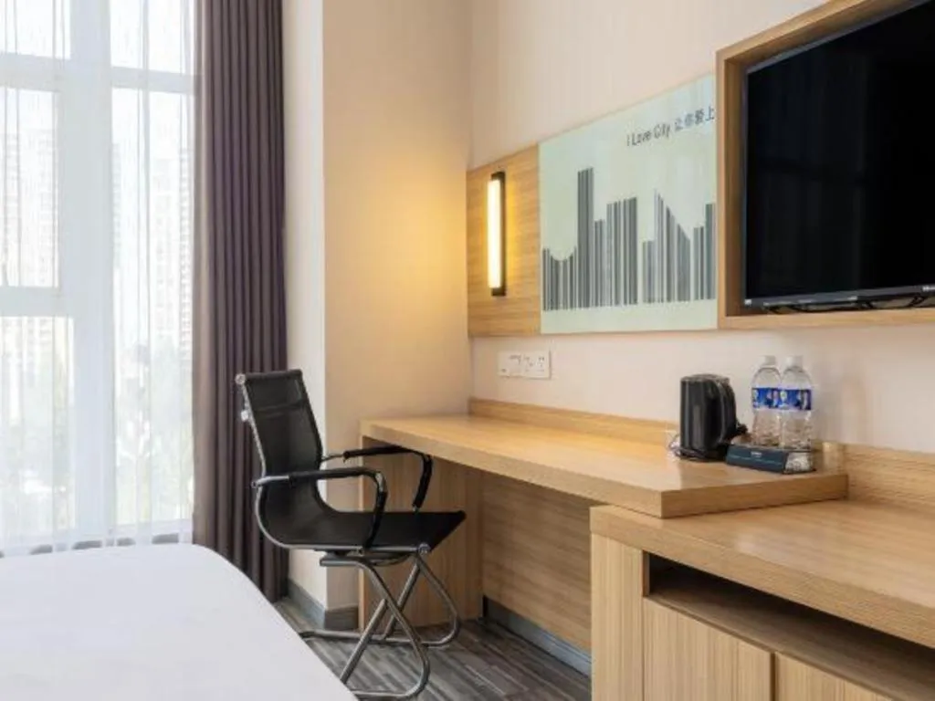 Bed in City Comfort Inn Huanggang Guibinlou Wanda Square