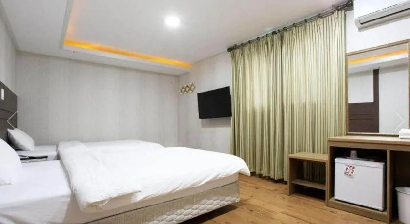 Bed in CJ Tourist Hotel