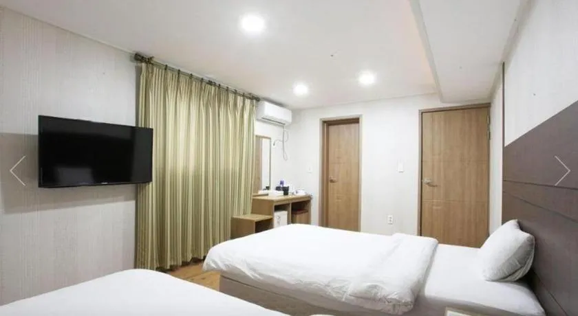 Bed in CJ Tourist Hotel