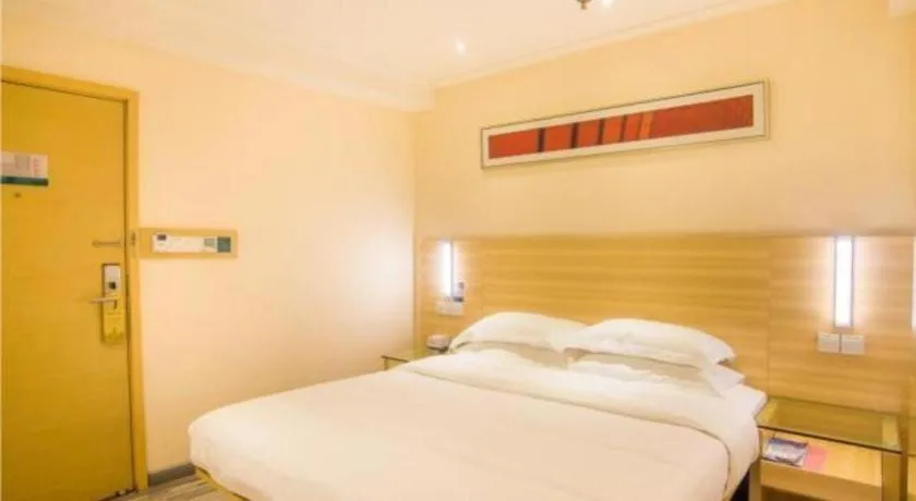 Bed in City Comfort Inn Liuzhou Chengzhong Wanda Plaza