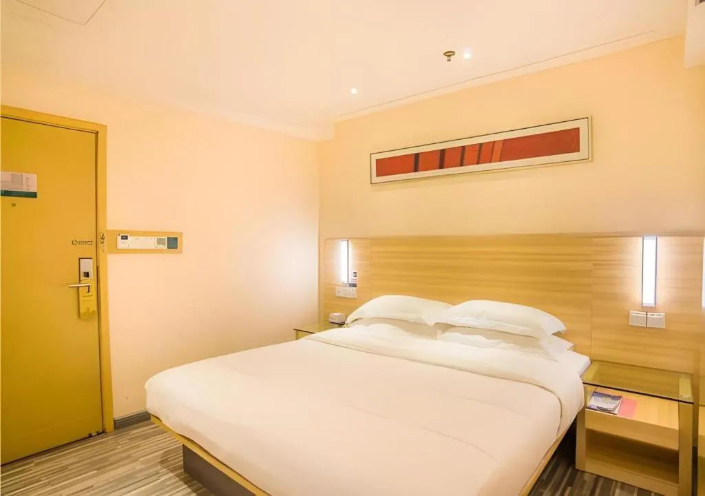 Bed in City Comfort Inn Liuzhou Chengzhong Wanda Plaza