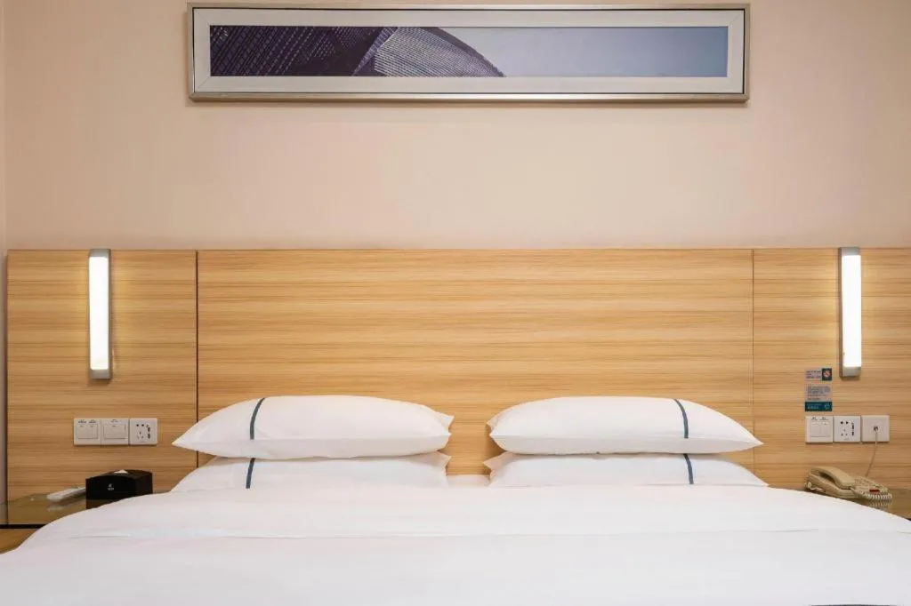 Bed in City Comfort Inn Liuzhou Chengzhong Wanda Plaza