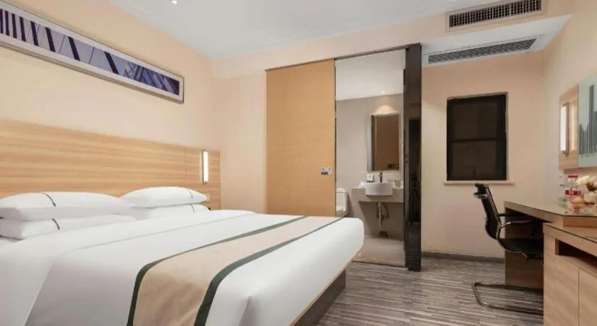 Bed in City Comfort Inn Liuzhou Chengzhong Wanda Plaza
