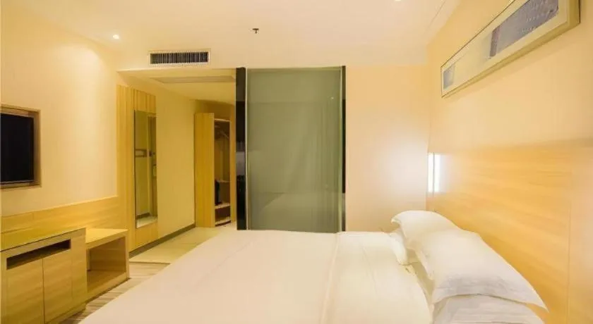 Bed in City Comfort Inn Liuzhou Chengzhong Wanda Plaza