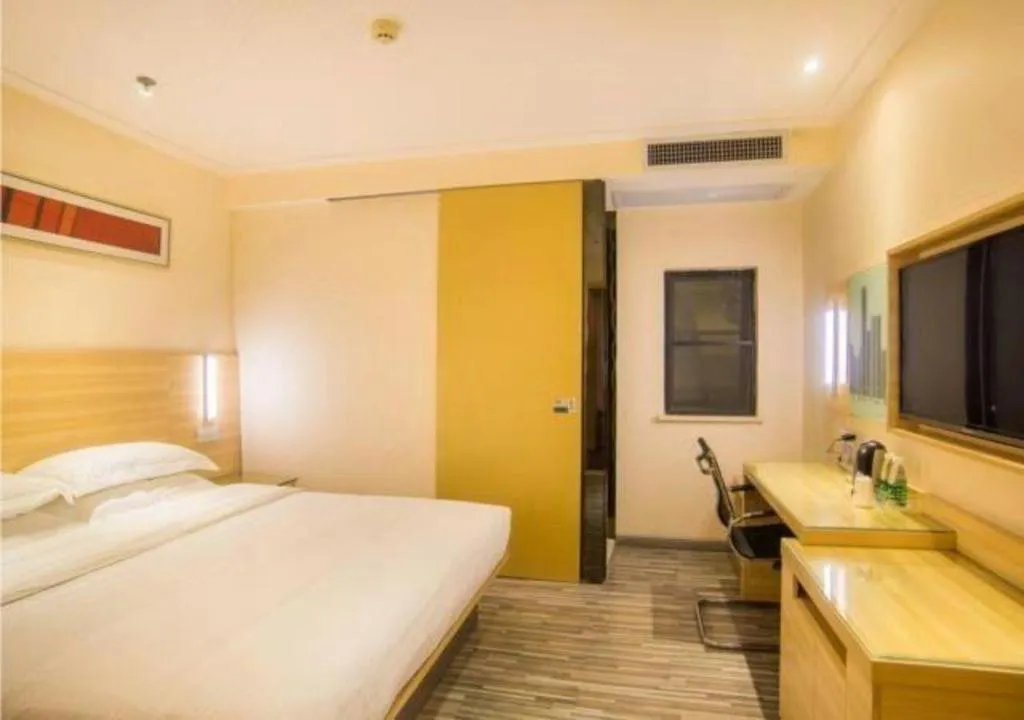 Bed in City Comfort Inn Liuzhou Chengzhong Wanda Plaza