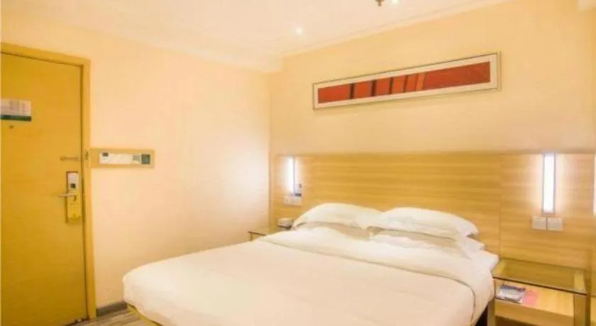 Bed in City Comfort Inn Liuzhou Chengzhong Wanda Plaza