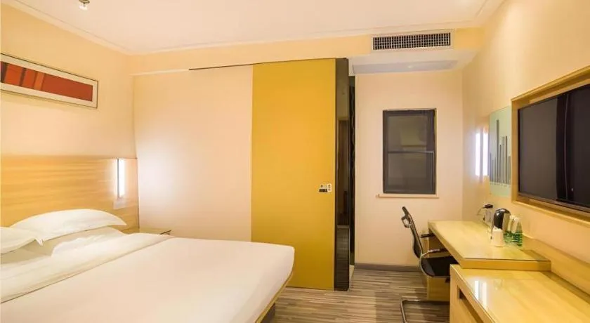 Bed in City Comfort Inn Liuzhou Chengzhong Wanda Plaza