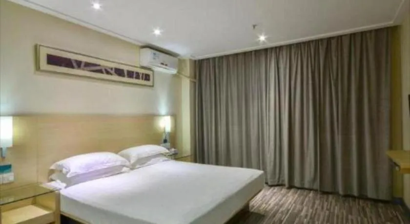 Bed in City Comfort Inn Wuhan Hanyang Street Caidian Square Metro Station