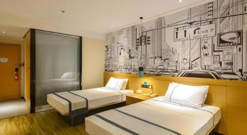 Bed in City Comfort Inn Wuhan Hanyang Street Caidian Square Metro Station