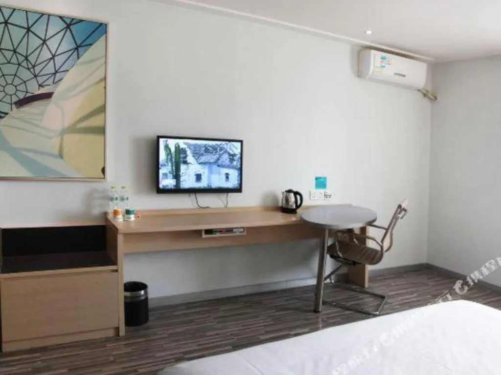 Bed in City Comfort Inn Wuhan Hanyang Street Caidian Square Metro Station