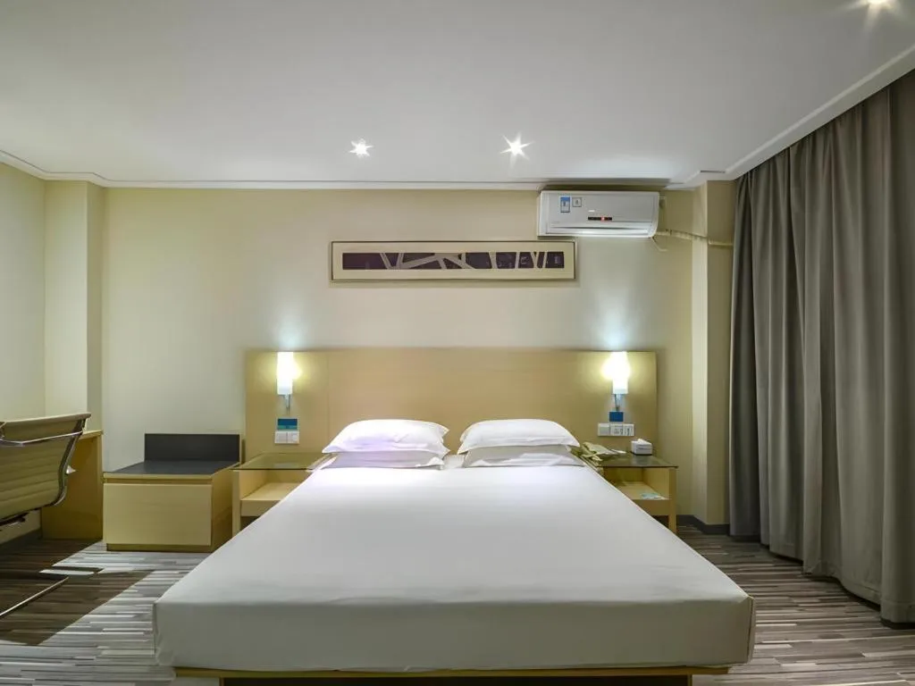 Bed in City Comfort Inn Wuhan Hanyang Street Caidian Square Metro Station