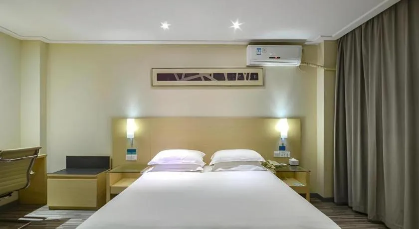 Bed in City Comfort Inn Wuhan Hanyang Street Caidian Square Metro Station