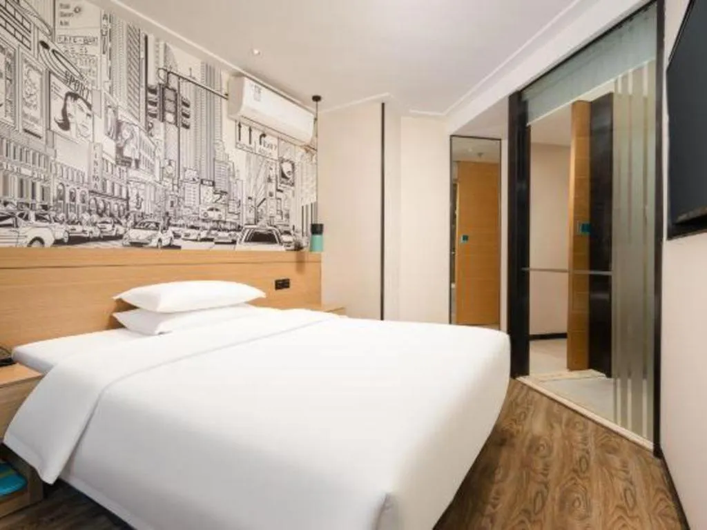 Bed in City Comfort Inn Wuhan Hanyang Street Caidian Square Metro Station
