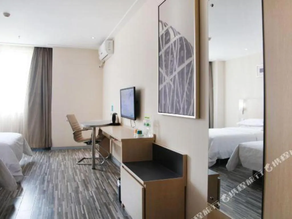 Bed in City Comfort Inn Wuhan Hanyang Street Caidian Square Metro Station